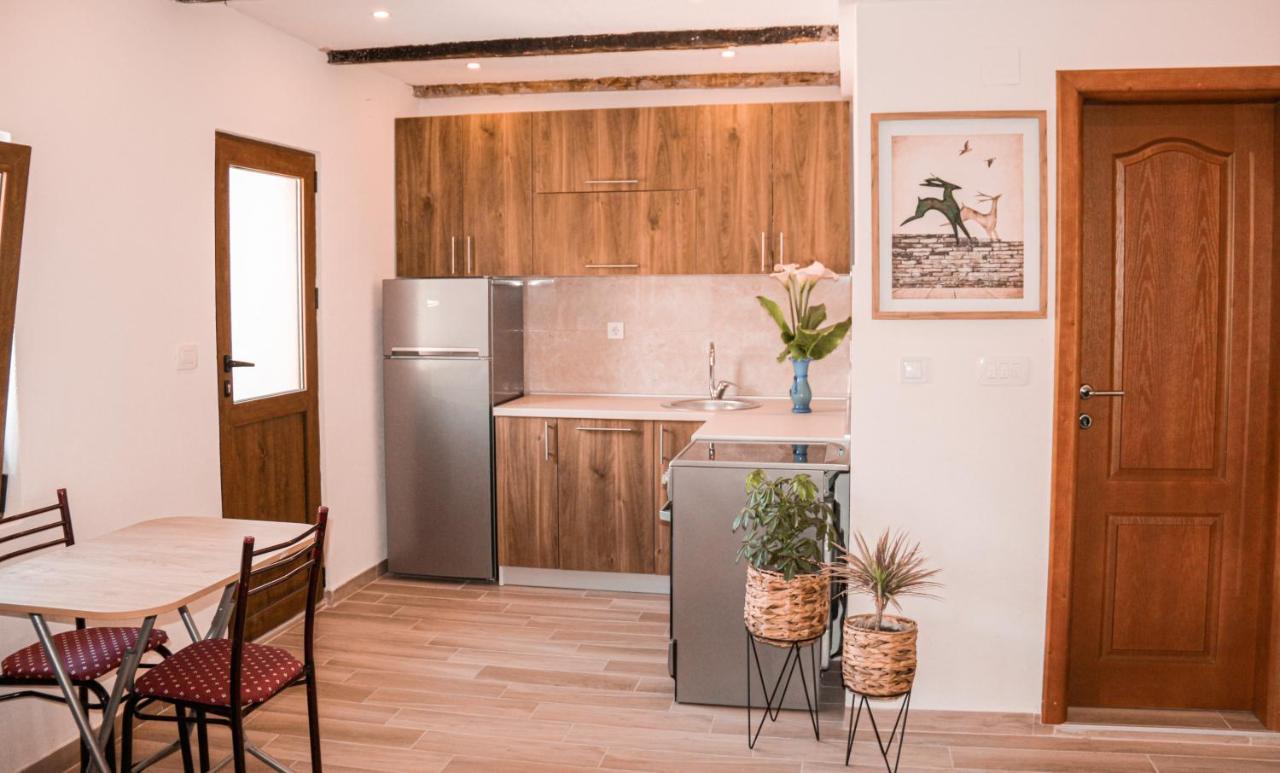 Apartmani Dumezic バール エクステリア 写真